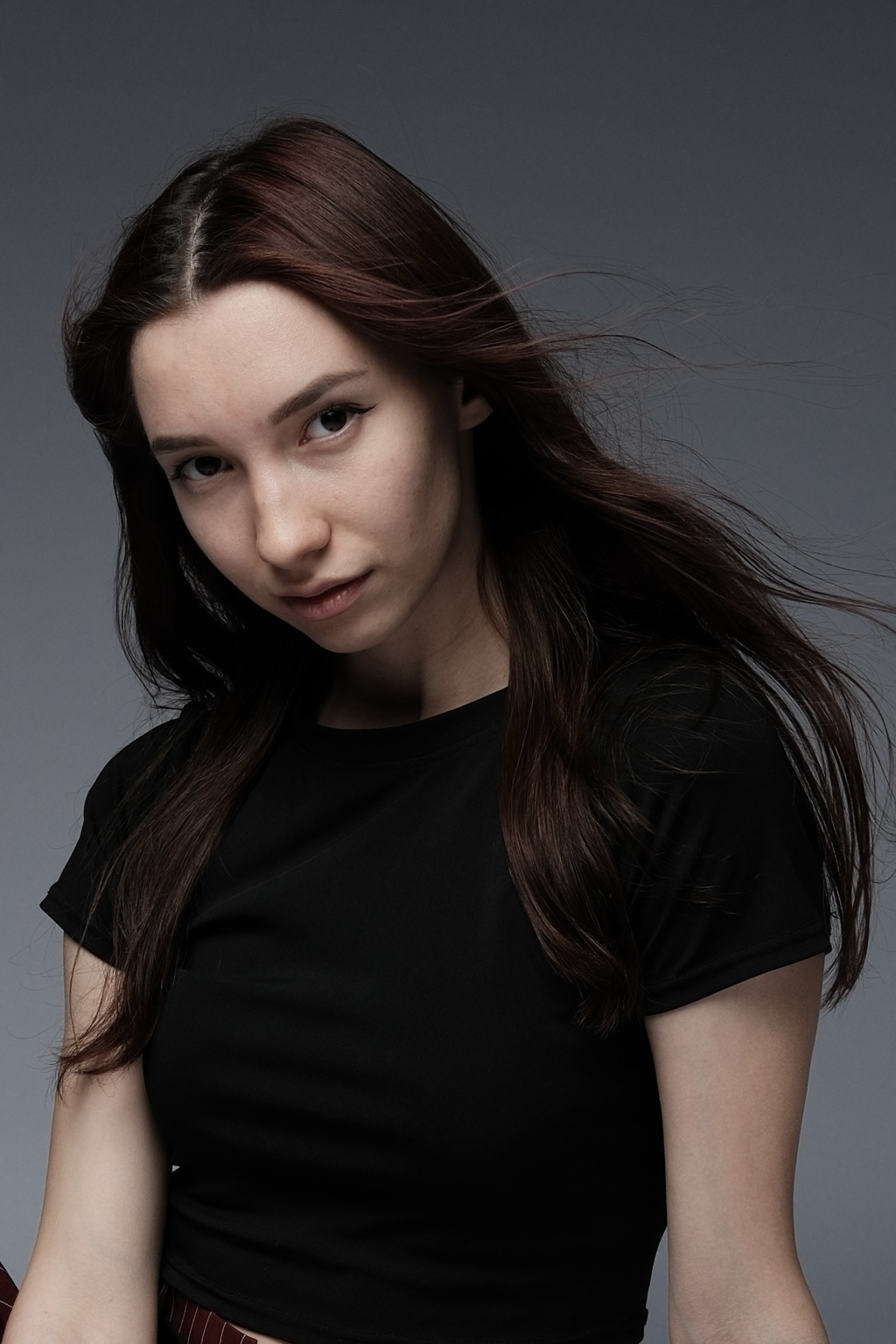 Аделия Каримова в чёрной футболке на тёмном фоне